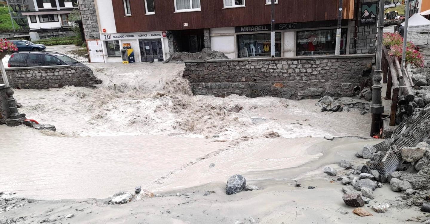 DILUVIO UNIVERSALE IN VALLE D’AOSTA, Scuole chiuse a Napoli